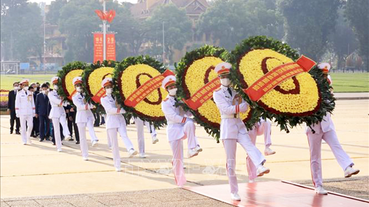 Các đồng chí lãnh đạo, nguyên lãnh đạo Đảng và Nhà nước viếng Chủ tịch Hồ Chí Minh với vòng hoa mang dòng chữ  