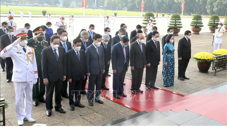 Các đồng chí lãnh đạo, nguyên lãnh đạo Đảng, Nhà nước tưởng niệm Chủ tịch Hồ Chí Minh. 