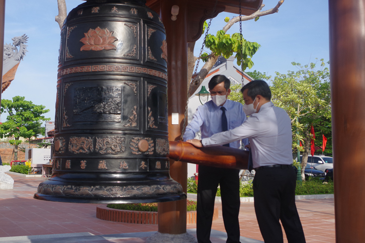 Đồng chí Vũ Đại Thắng, Ủy viên Trung ương Đảng, Bí thư Tỉnh ủy, Trưởng đoàn Đại biểu Quốc hội tỉnh và đồng chí Trần Thắng, Chủ tịch UBND tỉnh thực hiện nghi lễ thỉnh chuông tại tháp chuông Đền thờ Bác Hồ và các anh hùng liệt sỹ.