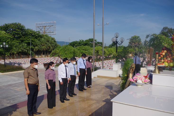 Đoàn đại biểu lãnh đạo tỉnh đặt vòng hoa và dâng hương tại Nghĩa trang Liệt sỹ Ba Dốc.