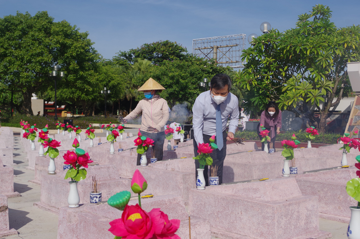 Các đại biểu thắp những nén nhang thơm tưởng nhớ, tri ân công lao to lớn của các anh hùng liệt sỹ.