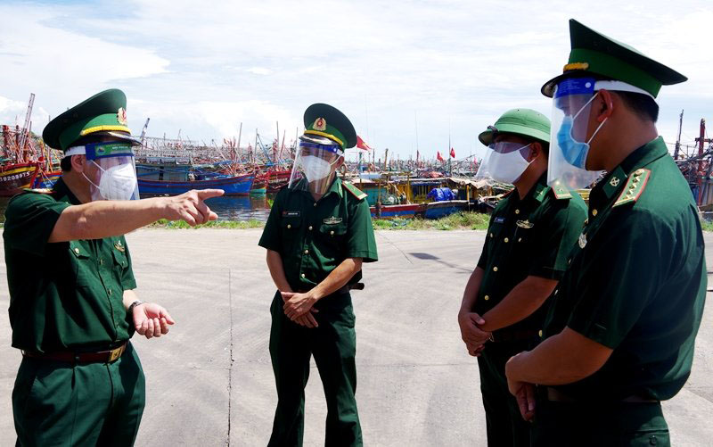 Đại tá Trịnh Thanh Bình (ngoài cùng bên trái), Chỉ huy trưởng Bộ Chỉ huy BĐBP tỉnh kiểm tra tại Khu neo đậu tàu thuyền cảng Gianh sáng 1-9.