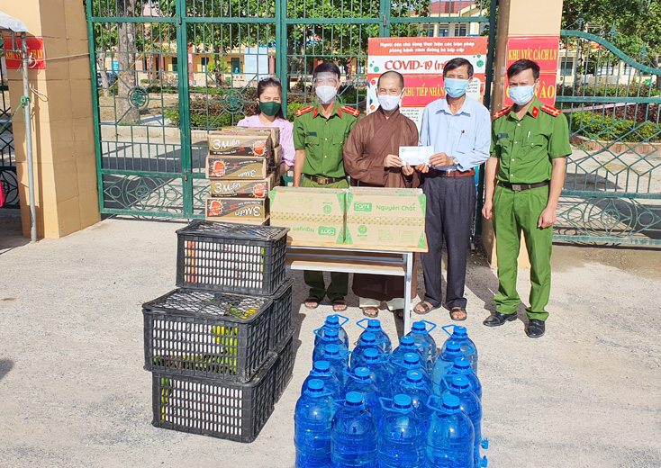 Đại đức Thích Thiền Bình trao quà động viên lực lượng làm nhiệm vụ và bà con tại khu cách ly tập trung tại xã An Ninh.