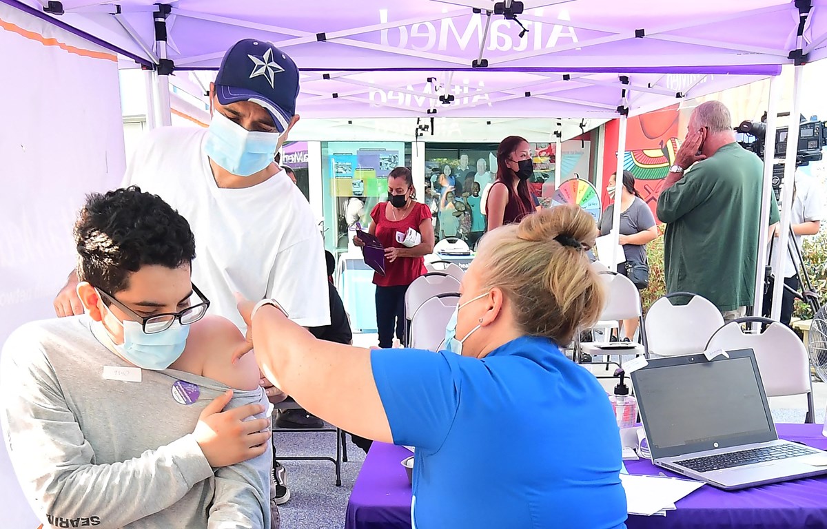 Nhân viên y tế tiêm vaccine ngừa COVID-19 tại Los Angeles, California, Mỹ. (Ảnh: AFP/TTXVN)