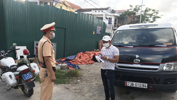  Trà Đình Hải không thực hiện biện pháp bảo vệ cá nhân đối với người có nguy cơ nhiễm dịch Covid-19 theo hướng dẫn của cơ quan y tế bị lực lượng chức năng xử phạt.