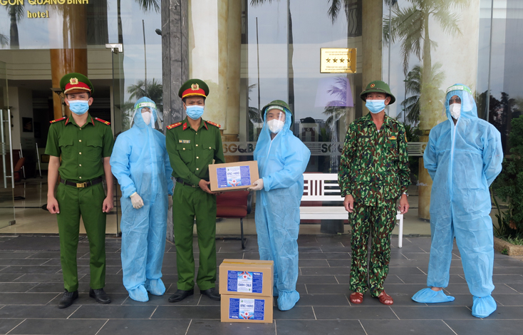 Đoàn công tác của Sở KH-CN tặng dung dịch xịt khử khuẩn và 1 thùng nước súc miệng tại KCL khách sạn Sài Gòn-Quảng Bình.