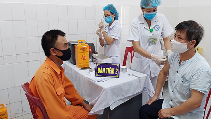 CBCNV tiêm vaccine phòng dịch Covid-19.