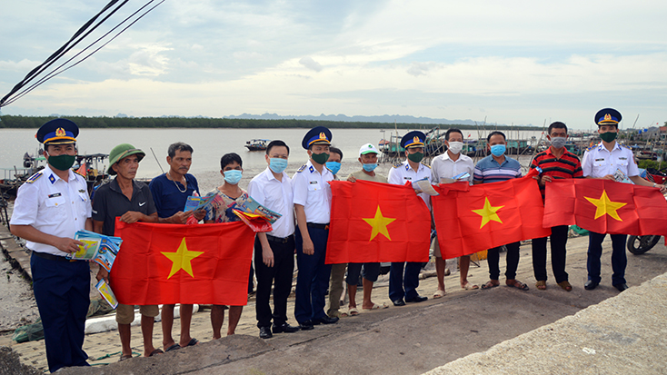  Lực lượng Cảnh sát biển trao tặng cờ Tổ quốc cho ngư dân.