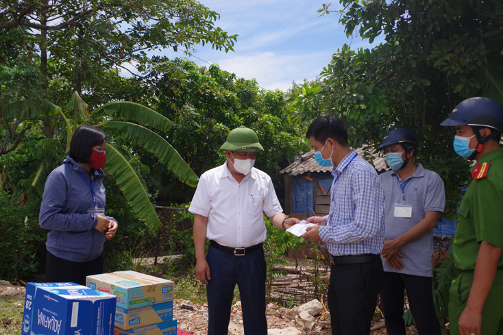 Đồng chí Bí thư Thành ủy Đồng Hới Trần Phong trao hỗ trợ cho chốt kiểm soát phòng, chống dịch bệnh Covid-19 