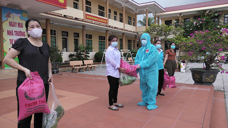 Thiếu tá Phan Quang Thành, Phó Đồn trưởng Đồn Biên phòng Nhật Lệ trao tặng gạo và rau cho các hộ dân có hoàn cảnh khó khăn thuộc phường Hải Thành.