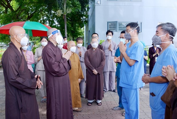  Đại diện Trung ương Giáo hôi Phật giáo Việt Nam do Thượng tọa Thích Đức Thiện dẫn đầu thăm hỏi động viên các y bác sỹ Bệnh viện Dã chiến thu dung, điều trị COVID-19 (thành phố Thủ Đức). (Ảnh: Xuân Khu/TTXVN) .