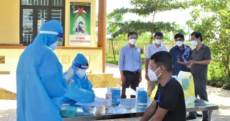 Đoàn công tác Viện Pasteur Nha Trang và CDC Quảng Bình giám sát thực địa tại khu vực triển khai test nhanh Covid-19 ở huyện Bố Trạch.