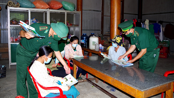 Cán bộ chiến sỹ Đồn Biên phòng Cà Xèng đến từng nhà cấp phát tờ rơi, tuyên truyền phòng, chống dịch Covid-19 cho bà con đồng bào Rục xã Thượng hóa.