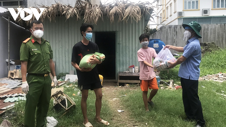 Người lao động khó khăn ở các khu dân cư ở Bình Chánh, TPHCM được hỗ trợ gạo, thực phẩm (Ảnh: Vinh Quang)