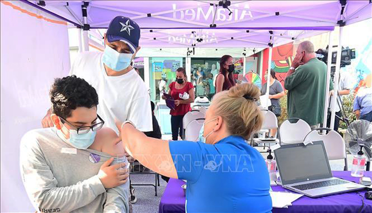  Nhân viên y tế tiêm vaccine ngừa COVID-19 tại Los Angeles, California, Mỹ. Ảnh: AFP/TTXVN