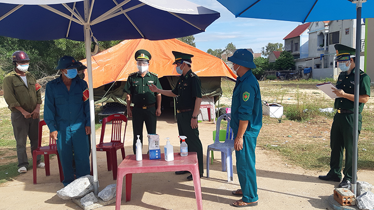 Đại tá Hồ Thanh Sơn, Phó Chỉ huy trưởng, Tham mưu trưởng BĐBP tỉnh kiểm tra, chấn chỉnh các hoạt động của lực lượng BĐBP tỉnh tại chốt kiểm soát phòng chống dịch Covid-19 xã Đức Trạch (Bố Trạch).