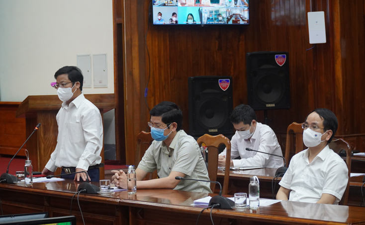 Đồng chí Trưởng Ban Tuyên giáo Tỉnh ủy Cao Văn Định phát biểu về một số nhiệm vụ thông tin tuyên truyền trong phòng chống dịch.