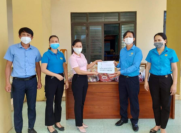 Lãnh đạo LĐLĐ thành phố Đồng Hới trao quà hỗ trợ cho các lực lượng phòng, chống dịch Covid-19 tại xã Quang Phú.