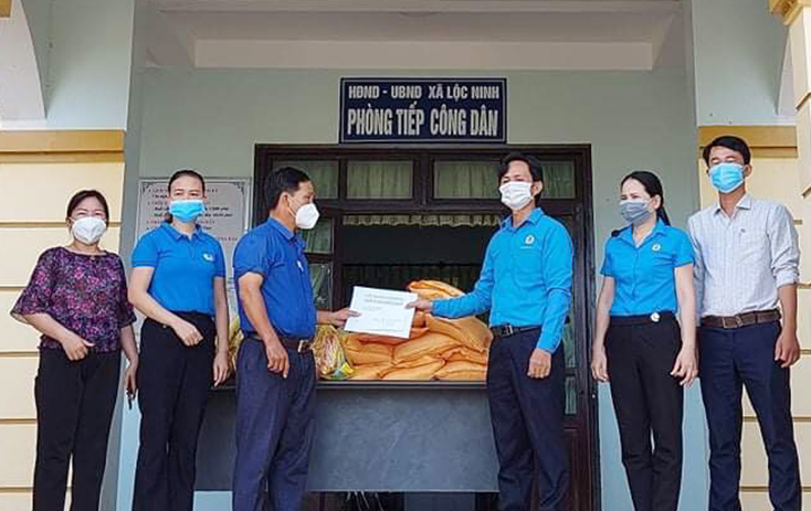 Lãnh đạo LĐLĐ thành phố Đồng Hới trao quà hỗ trợ cho các lực lượng phòng, chống dịch Covid-19 tại xã Lộc Ninh.