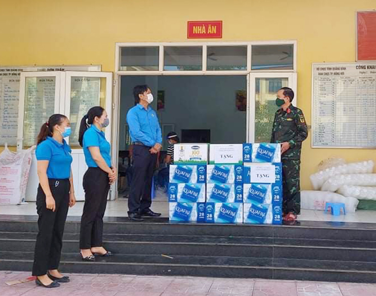Lãnh đạo LĐLĐ thành phố Đồng Hới trao nước uống và sữa cho các lực lượng nấu ăn phục vụ khu cách ly của Ban Chỉ huy Quân sự thành phố Đồng Hới.
