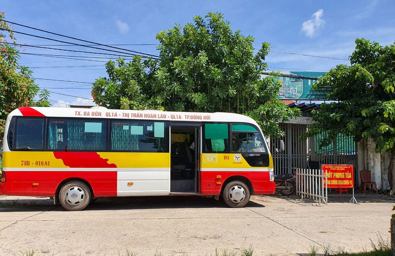 Xe ô tô buýt được điều động cho các điểm chốt tại thành phố Đồng Hới.