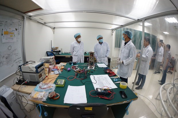  Các nhà khoa học của VNSC chế tạo vệ tinh NanoDragon. (Ảnh: VNSC)