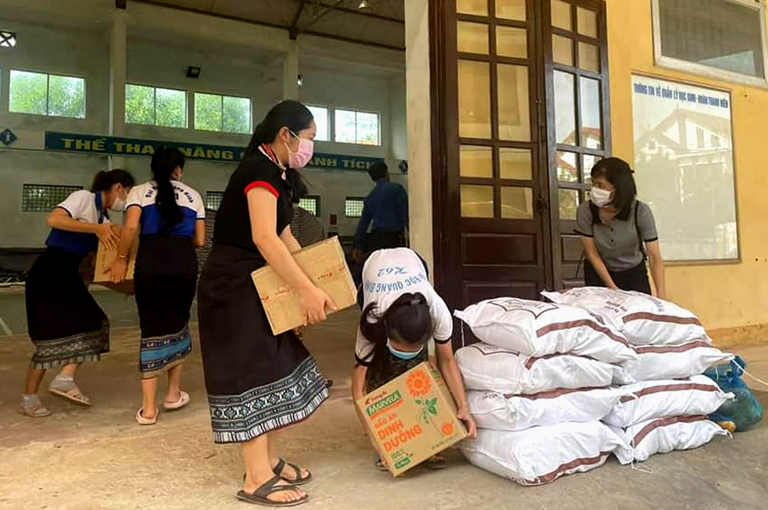 Các phần quà nhằm hỗ trợ các em lưu học sinh Lào vượt qua khó khăn do ảnh hưởng dịch Covid-19.