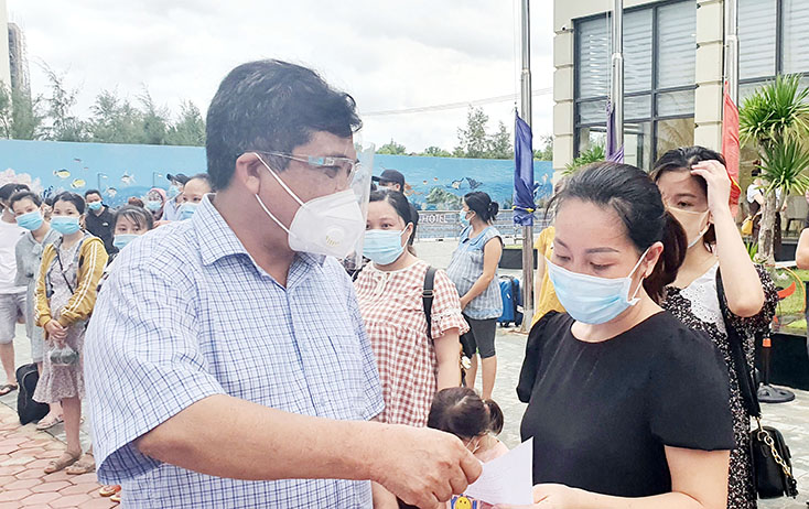 Đồng chí Phó Chủ tịch Thường trực UBND tỉnh Đoàn Ngọc Lâm trao giấy chứng nhận hoàn thành thời gian cách ly cho các công dân.