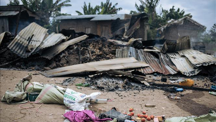 Nhiều ngôi nhà bị đốt phá trong vụ tấn công của phiến quân tại làng Manzalaho gần Beni, CHDC Congo. Ảnh tư liệu: AFP/TTXVN