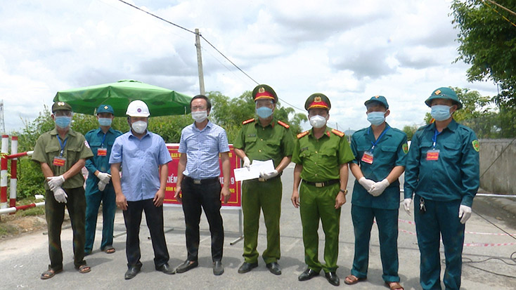 Ngân hàng Thương mại Đầu tư và phát triển chi nhánh Bắc Quảng Bình tặng quà các chốt kiểm soát dịch trên địa bàn