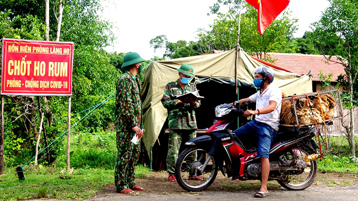 Thực hiện công tác phòng, chống dịch Covid-19, CBCS Đồn Biên phòng Làng Ho kiểm tra nghiêm ngặt người dân từ nơi khác vào địa bàn.