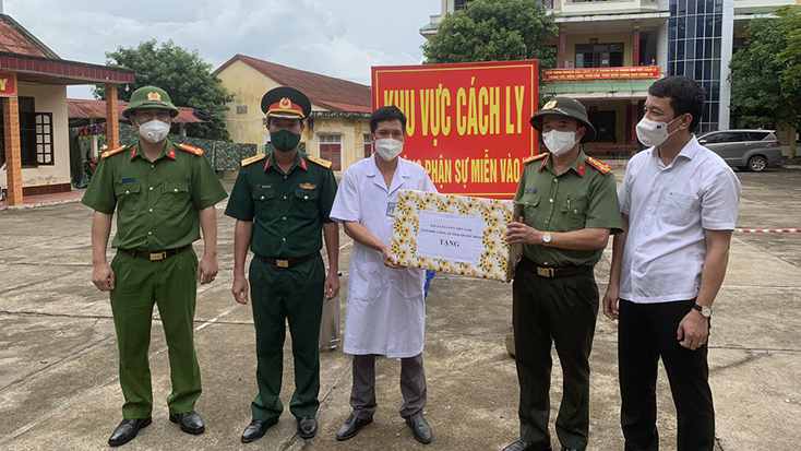 Đồng chí Đại tá Nguyễn Tiến Nam, Giám đốc Công an tỉnh thăm, tặng quà và động viên lực lượng làm nhiệm vụ tại khu cách ly tập trung huyện Tuyên Hóa.