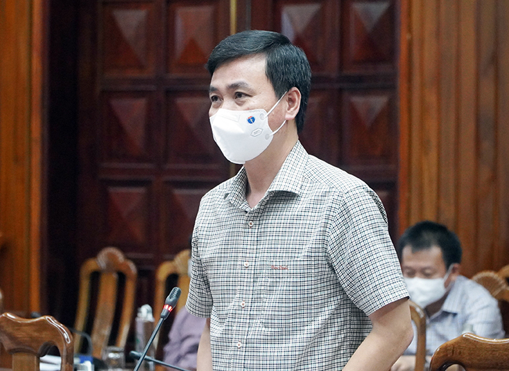 Đồng chí Nguyễn Đức Cường, Tỉnh ủy viên, Giám đốc Sở Y tế báo cáo công tác phòng chống dịch.