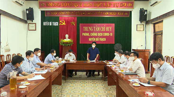 Đồng chí Lê Văn Bảo, Trưởng Ban Dân vận Tỉnh ủy phát biểu chỉ đạo tại buổi làm việc với Thường trực Ban Chỉ đạo, Trung tâm Chỉ huy phòng, chống dịch Covid-19 huyện Bố Trạch.