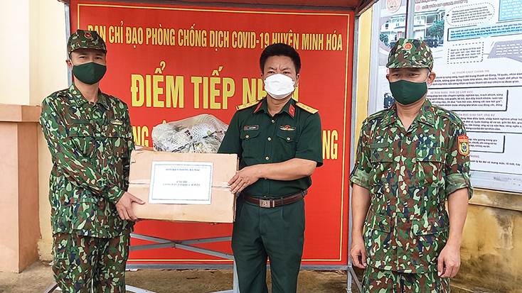 Ban Chỉ huy Quân sự huyện Minh Hóa tiếp nhận nhu yếu phẩm từ cán bộ chiến sỹ Đồn Biên phòng Ra Mai.