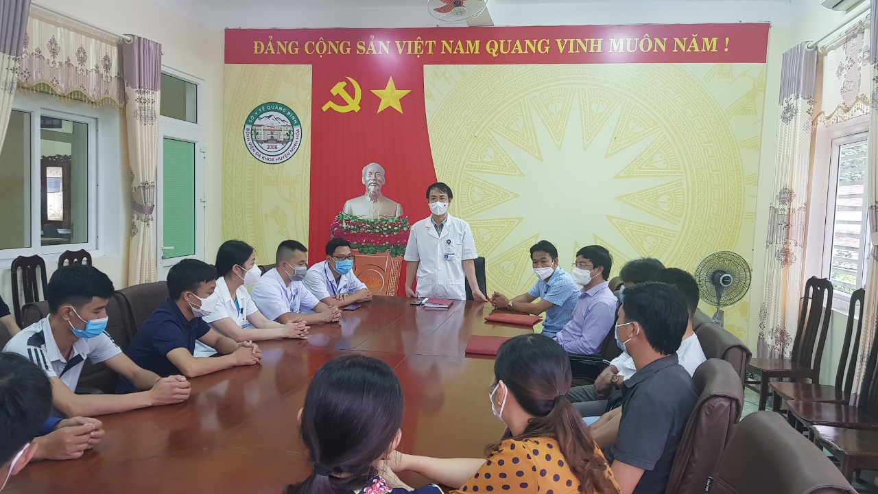 : Lãnh đạo Bệnh viện đa khoa Minh Hóa gặp mặt kíp điều trị, chăm sóc bệnh nhân Covid-19 trước lúc lên đường làm nhiệm vụ.
