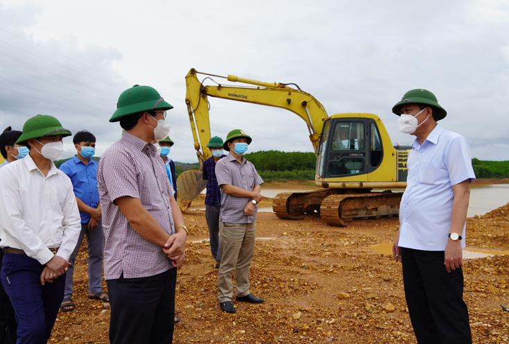 Đồng chí Chủ tịch UBND tỉnh Trần Thắng kiểm tra tiến độ thi công một số hạng mục tại hồ thủy lợi Điều Gà.