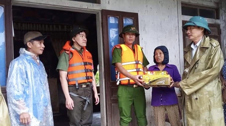 Chủ tịch Ủy ban MTTQVN xã Phú Thủy Trương Văn Thành (ngoài cùng bên phải) trao quà hỗ trợ người dân gặp khó khăn do thiên tai.