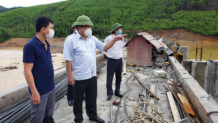 Đồng chí Phó Chủ tịch Thường trực UBND Đoàn Ngọc Lâm kiểm tra công tác phòng, chống lụt bão tại công trình thủy lợi Rào Nan (TX. Ba Đồn).