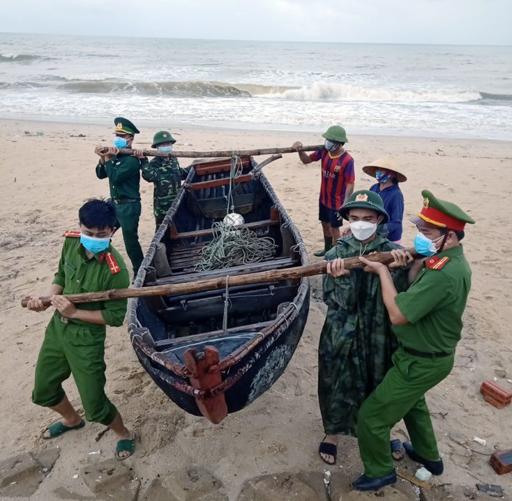 Các lực lượng Công an, Bộ đội Biên phòng đã phối hợp địa phương hỗ trợ ngư dân đưa toàn bộ tàu thuyền thuyền nhỏ, bơ nan vào bờ neo cố định.