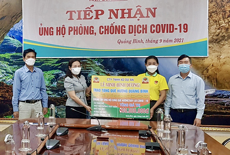 Đồng chí Chủ tịch Ủy ban MTTQVN tỉnh Phạm Thị Hân tiếp nhận ủng hộ từ Công ty TNHH xây dựng dự án Lê Minh.