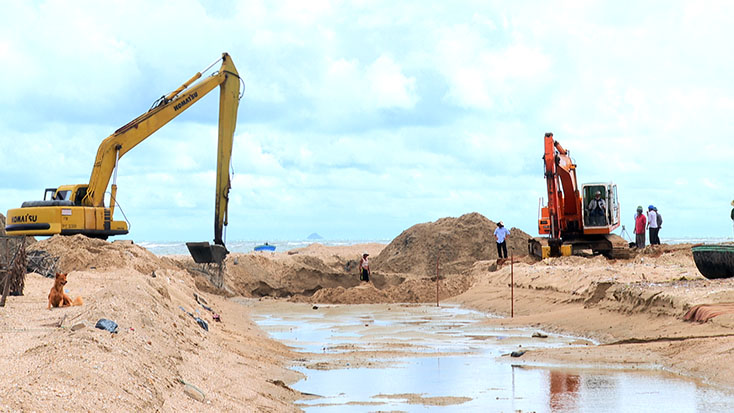 Đơn vị thi công đang gia cố tuyến kè biển tại xã Cảnh Dương.