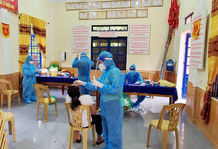 Cơ quan y tế lấy mẫu xét nghiệm những người có liên quan đến trường hợp dương tính với dịch bệnh trên địa bàn xã Thanh Hóa. (Ảnh Văn Tư)