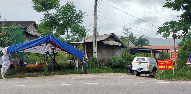 Chốt kiểm soát dịch bệnh Covid-19 tại khu vực phong tỏa tại xã Thanh Hóa. (Ảnh Văn Tư)