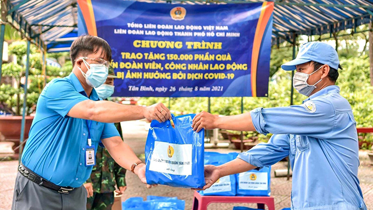 Liên đoàn Lao động quận Tân Bình (TP Hồ Chí Minh) trao quà hỗ trợ cho công nhân, người lao động có hoàn cảnh khó khăn bị ảnh hưởng bởi dịch COVID-19. Ảnh: Thanh Vũ/TTXVN