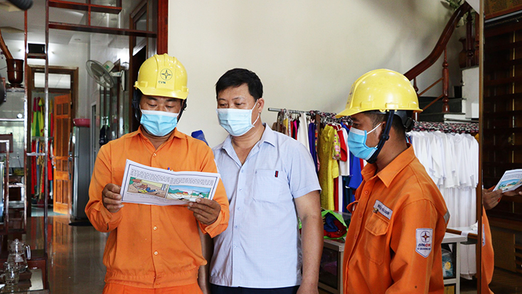 Công nhân PC Quảng Bình tuyên truyền, hướng dẫn người dân các biện pháp phòng, tránh tai nạn điện trong mùa mưa bão.