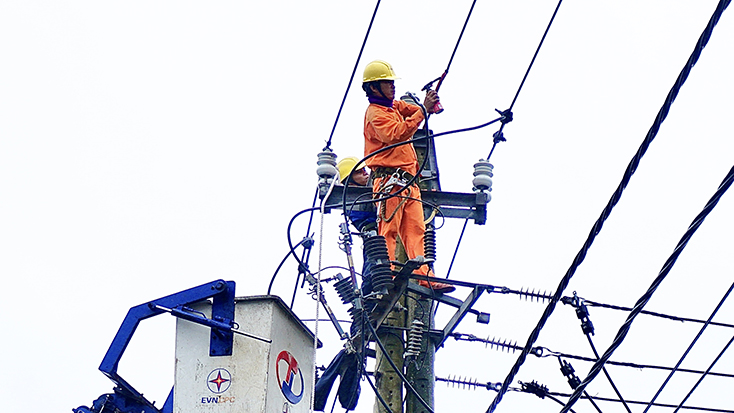 Công nhân Điện lực Lệ Thủy kiểm tra hệ thống lưới điện trước khi bão số 5 đổ bộ, ảnh hưởng.