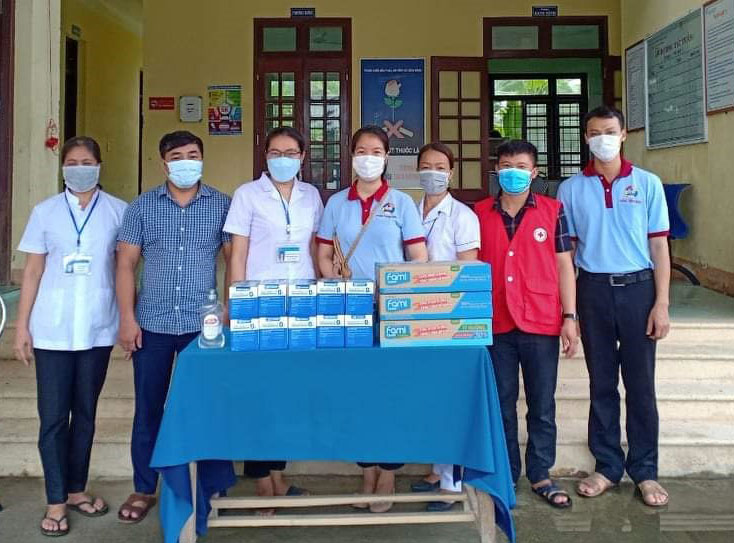 Hội Chữ thập đỏ huyện Quảng Ninh trao tặng thiết bị y tế cho lực lượng tuyến đầu.