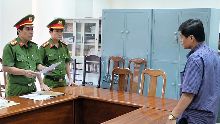 Cơ quan Cảnh sát điều tra tống đạt các quyết định khởi tố vụ án, khởi tố bị can đối với Lê Chí Tấn, Giám đốc BQLRPH huyện Quảng Ninh.