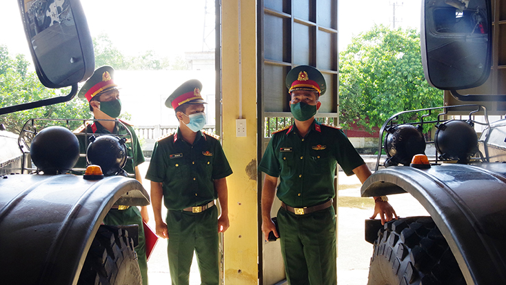 Đồng chí Thượng tá Đoàn Sinh Hòa, Chỉ huy trưởng Bộ CHQS tỉnh kiểm tra công tác ứng phó với bão Côn Sơn tại Đại đội Thiết giáp, Phòng Tham mưu.